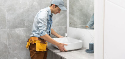 Banyo lavabo montajı yapan usta