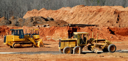 Hafriyat sahasında dozer ve greyder