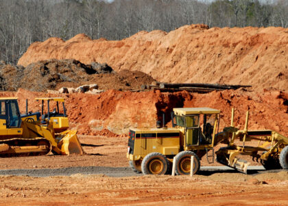 Hafriyat sahasında dozer ve greyder